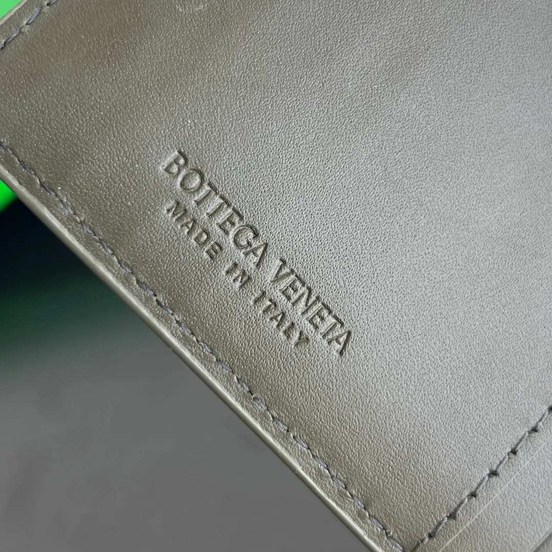 BV’s new 805827 vertical zipper card holder 🎈 The classic small woven work that I miss 0.7 is back. It’s really very design-friendly. The calfskin texture is high-end. It’s carefully designed with five card slots and a central compartment. You can also put cash in for daily use. You deserve to have such an thoughtful design. Size: 12*7*0.5 layers cm P540